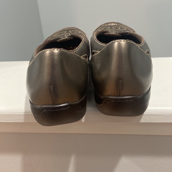 Clarks bendable leather flats slip ons Metallic bronze EUC size 7 - Picture 9 of 13